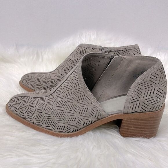 1. State | Tan pointy toe suede booties 6.0 , cutout detail and zipper closure - Picture 2 of 8